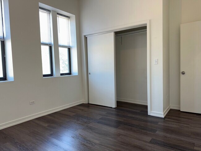 Building Photo - 5600 N Ridge Ave