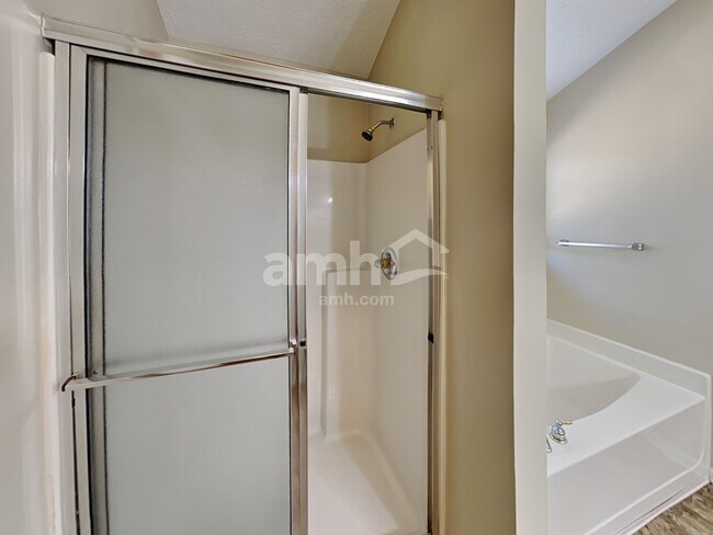 Building Photo - 2410 Greenside Ct