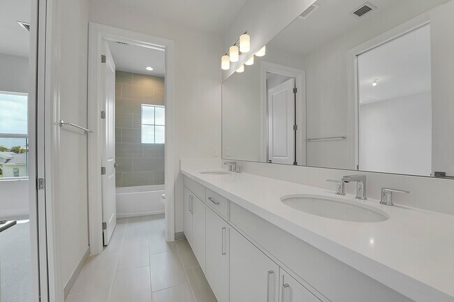 Building Photo - 9341 Crestview Cir