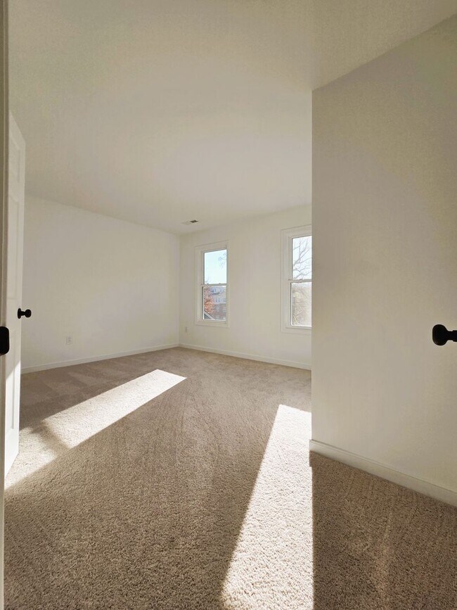 Building Photo - Large 3 story home located in Glenwood Park just minutes from downtown Richmond