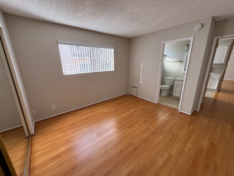 Building Photo - 725 E Providencia Ave