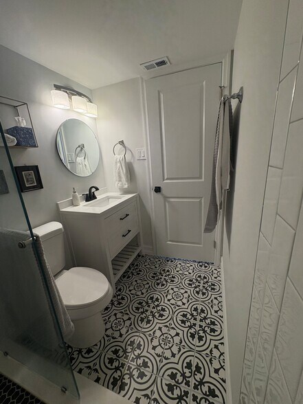 Guest Bath - 6051 Sun Blvd