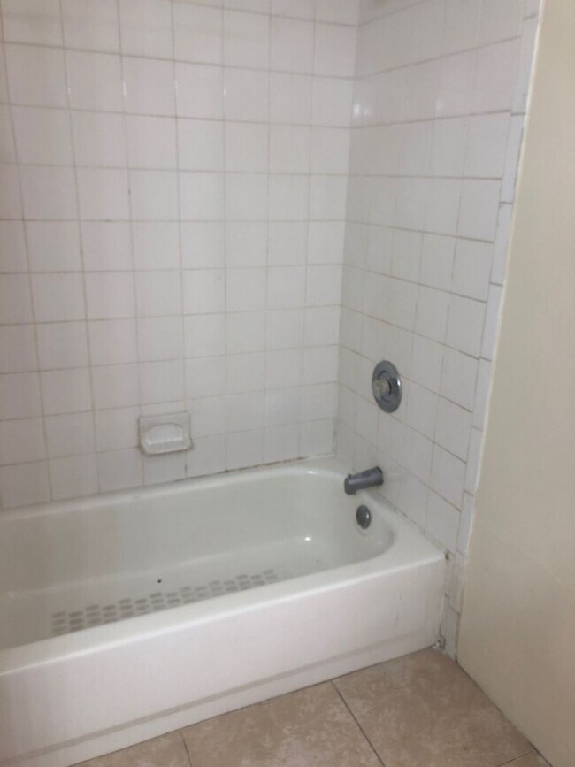 Building Photo - Large 5-2 house by Walmart