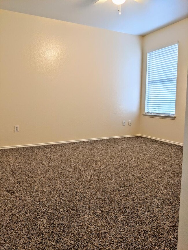 Building Photo - 2807 Lakefield Dr