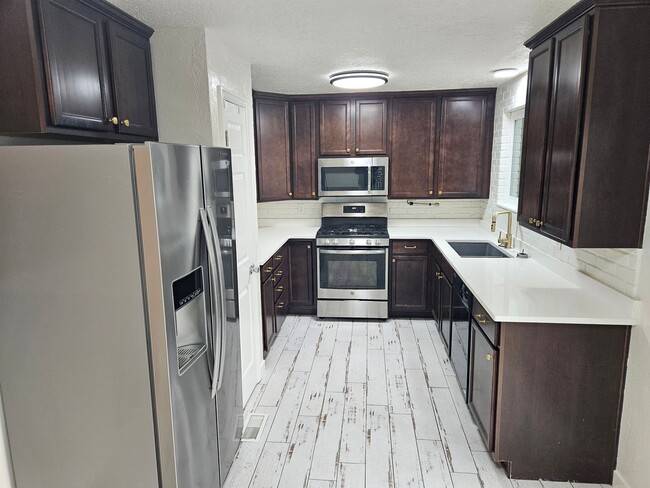 Building Photo - Newly Remodeled 3 Bed 2 Bath Home In Ameri...