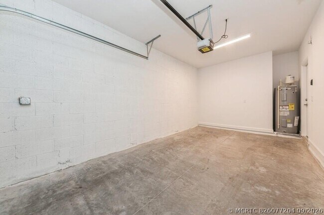 Building Photo - 4547 Hollister Ave