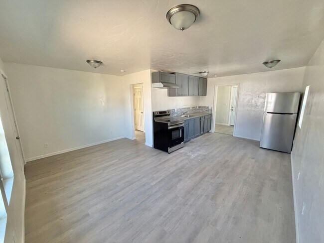 Building Photo - 2 bed newly renovated!