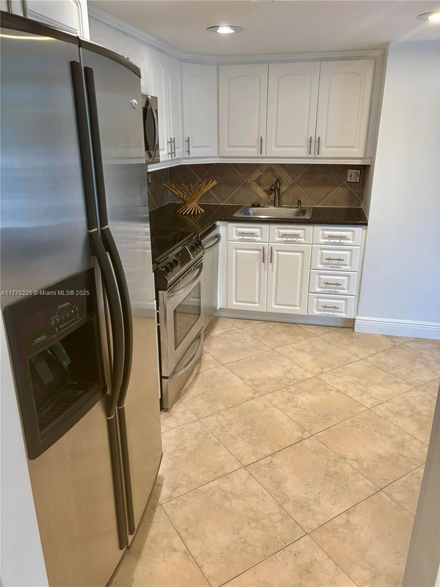 Building Photo - 2025 Brickell Ave