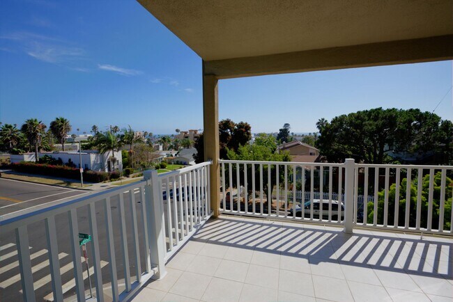 Building Photo - Gorgeous 3rd floor Corner Unit 3Bed/2Bath in Oceanside