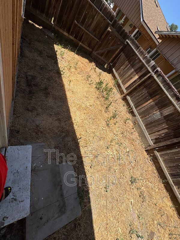 Building Photo - 928 W Goshen Ave