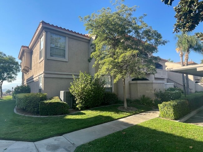 Building Photo - Beautiful Condominium in Gated Community in Canyon Crest!