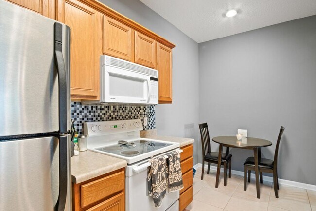 Building Photo - Easy living Condo with 1 car garage!