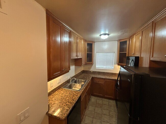 Building Photo - Spacious upper unit ready for immediate mo...
