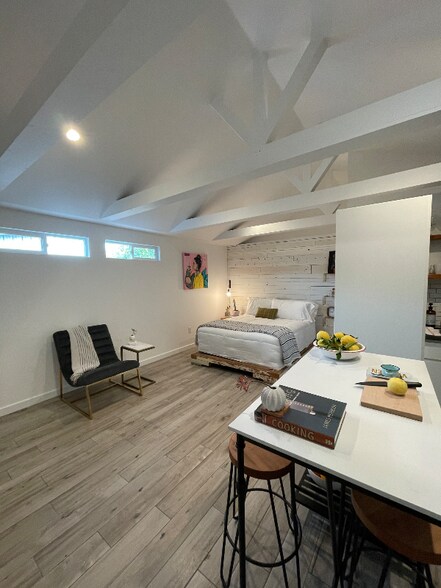 Building Photo - 463 Menker Ave