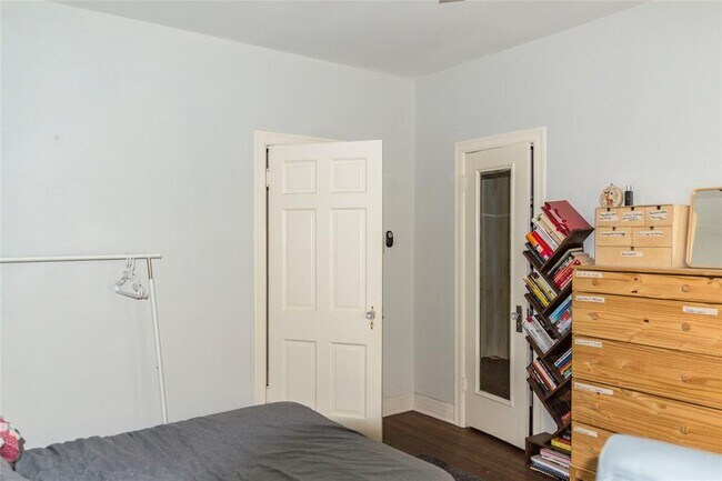 Building Photo - 1918 Robbins Pl