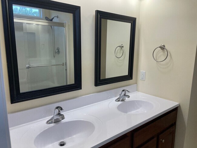 Building Photo - 3 Bedroom 2 Bathroom House with Large Fenc...