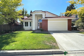 Building Photo - Stunning 3 Bedroom, 2 Bathroom Home in San Carlos