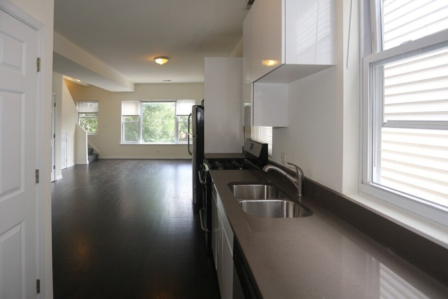 Building Photo - 2438 N Ashland Ave