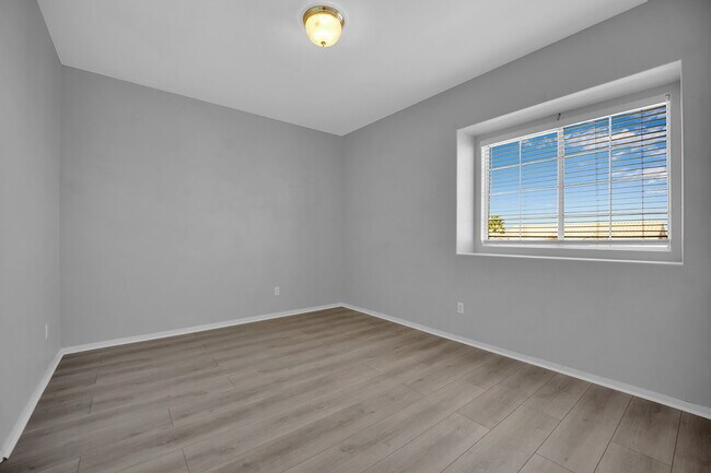 Building Photo - Spacious 4-bedroom, 3-car garage home feat...
