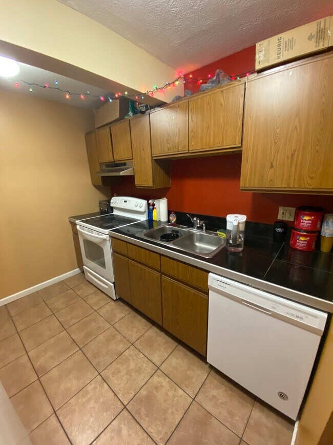 Kitchen - 668 E Buchtel Ave
