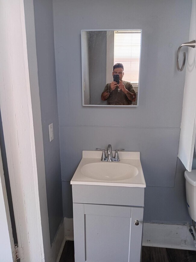 Building Photo - 215 W King Ave