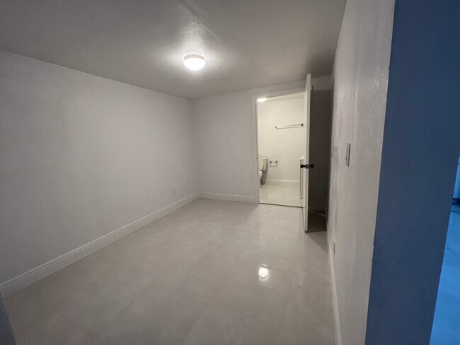 Building Photo - 1300 NE 47th Ct