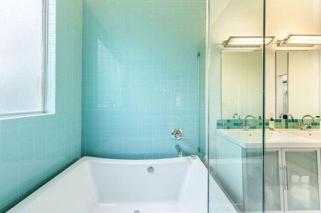 Building Photo - Gorgeous Fully Furnished Home in Brentwood...