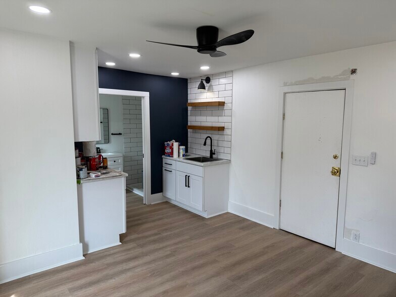 Building Photo - 225 E Peru St