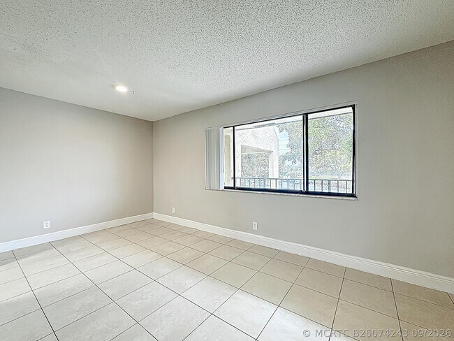 Building Photo - 719 Meadows Cir