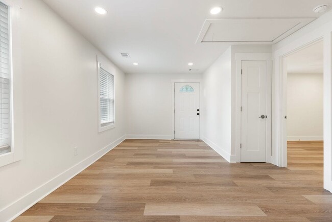 Building Photo - Four Bedroom Four Bath Home