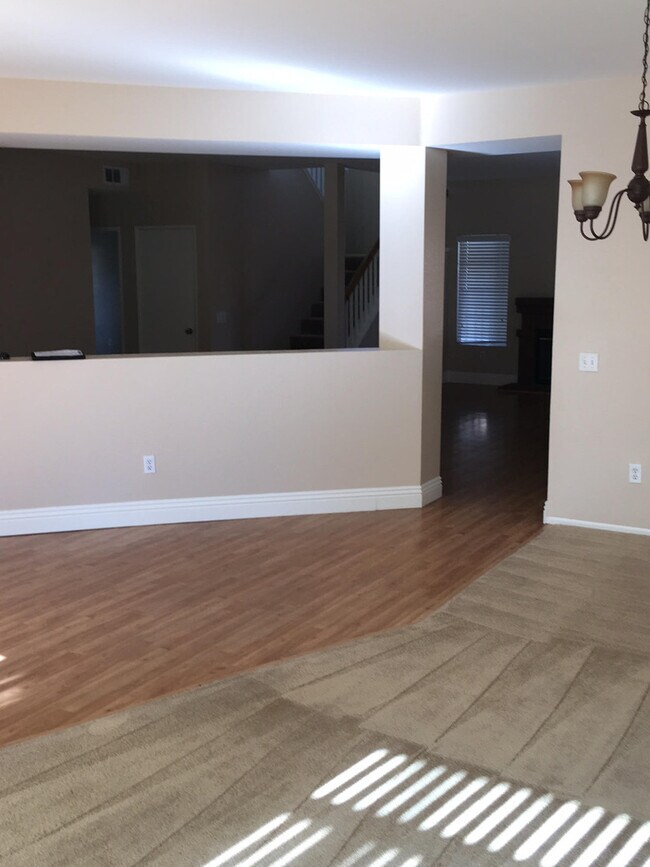 Building Photo - LARGE HOME WITH POOL! LOCATED CLOSE TO HWY...