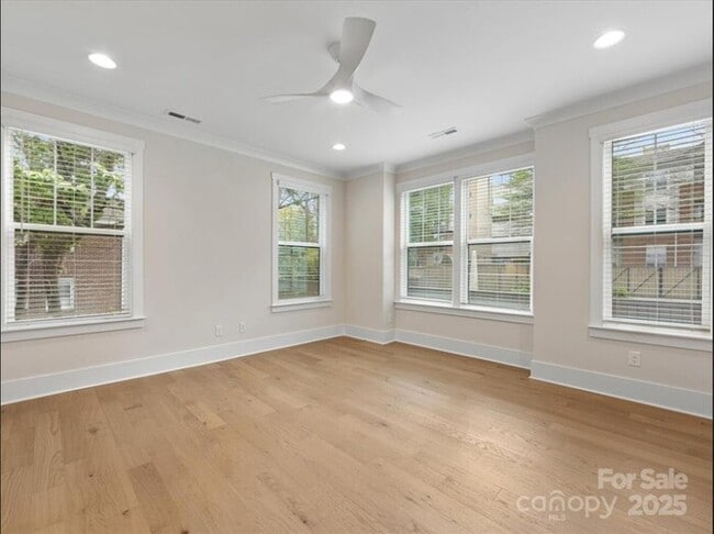 Building Photo - Beautiful and spacious 4-bedroom, 5-bath h...