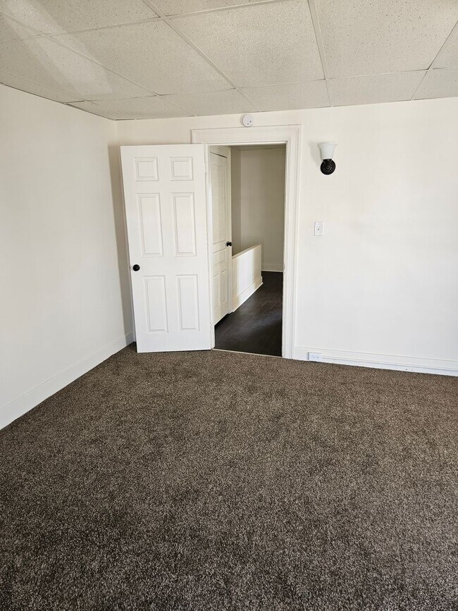 Building Photo - 758 W King St