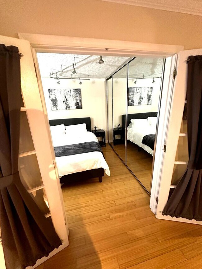 Building Photo - 1122 N Clark St