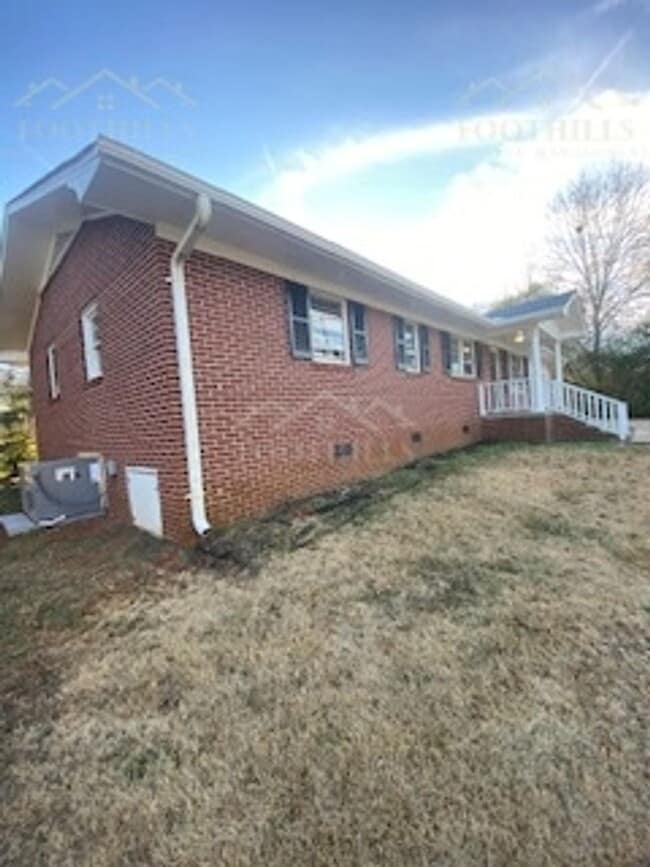 Building Photo - 1010 Belhaven Rd