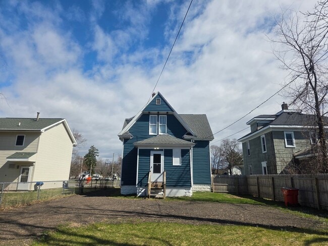 Building Photo - Updated 4-Bedroom, 2-Bath Home in Benton Harbor