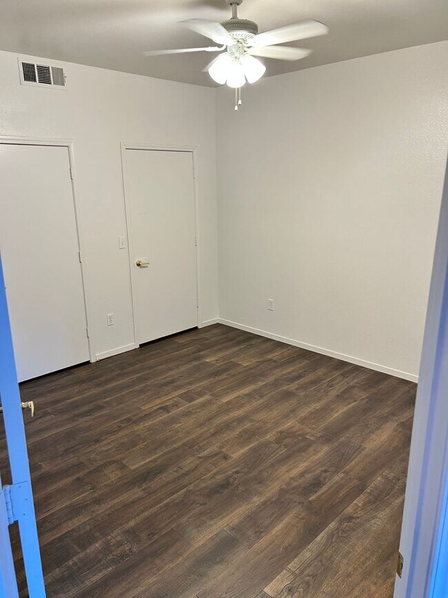 Building Photo - Beautiful unfurnished 2 bedroom in the Sou...