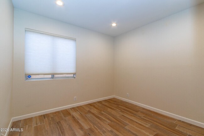Building Photo - 3226 E Wahalla Ln
