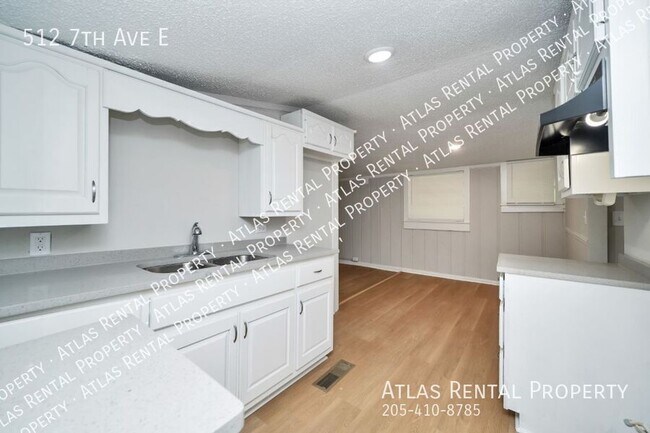 Building Photo - 512 7th Ave E