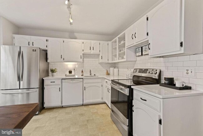 Building Photo - 5823 Berkshire Ct