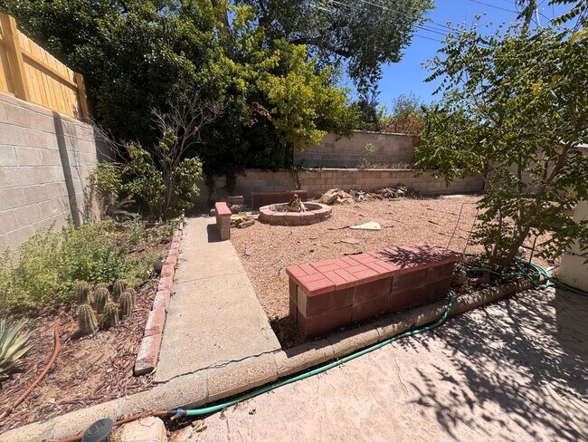 Building Photo - Beautiful home near UNM/CNM. 3 Bedroom 2 bath