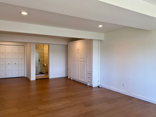 Building Photo - Stunning completely remodeled waterfront P...