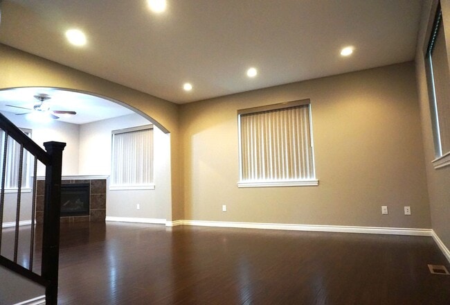 Building Photo - 4 Bedroom, 3 Bath House Available in July!