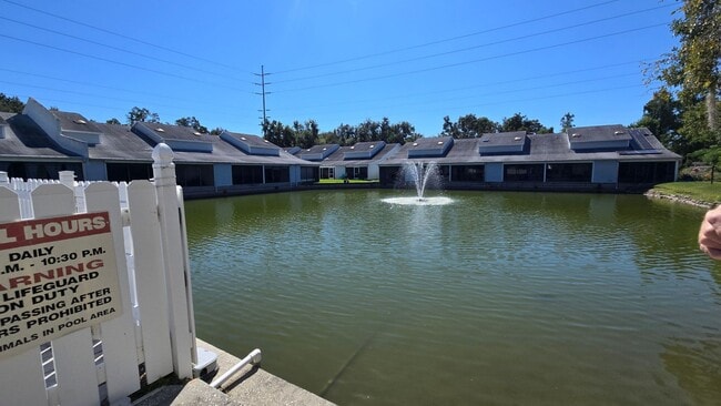 Building Photo - 2 Bed 2 Bath townhome with a Den/ Office s...