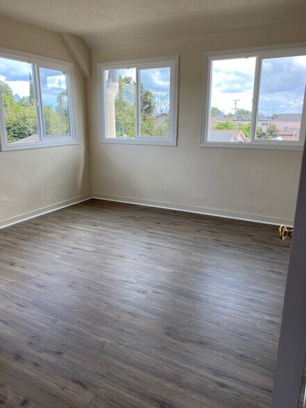 master bedroom - 9226 Elizabeth Ave