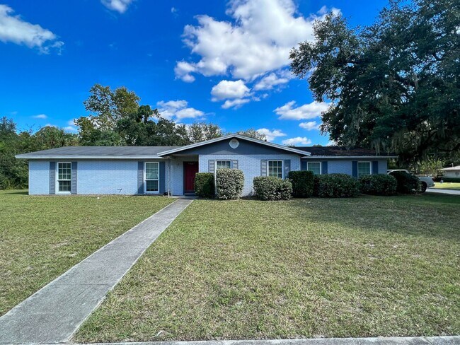 Primary Photo - Pet Friendly 5BR/3BA Pool home in Northwoo...