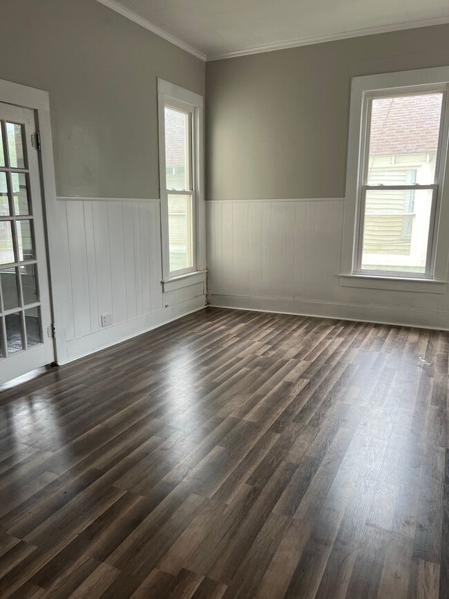 Building Photo - 4 Bed 2 Bath LARGE Home FOR RENT