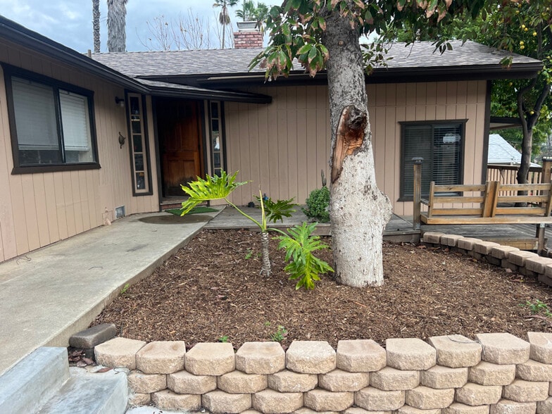 Building Photo - 8474 Golden Ridge Rd