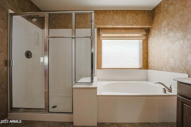 Building Photo - BEAUTIFUL SURPRISE HOME