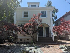 Building Photo - COMING SOON-A sunny top floor flat, 3 bedrooms, 2 bathrooms, living room and large kitchen with p...